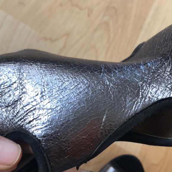 Cynthia Vincent metallic pewter & Black  heels - Picture 6 of 6